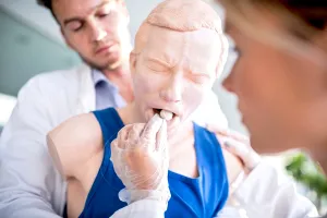 Ce este manevra Heimlich, utilă atunci când o persoană se sufocă, și cum spun medicii că se efectuează corect