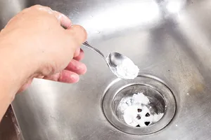 Ai încercat să desfunzi o țeavă cu bicarbonat de sodiu și oțet și nu a mers? Iată ce trebuie să știi
