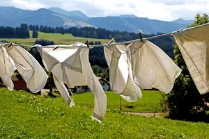 De ce nu este bine să îți usuci hainele afară? 6 motive care te vor convinge să-ți schimbi obiceiul