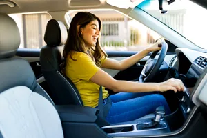 4 lucruri esențiale pe care o femeie trebuie să le știe despre mașina ei
