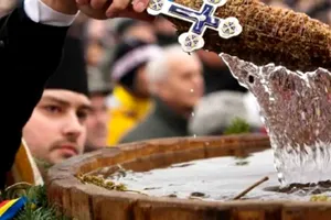 Ce se face cu apa sfințită de la Bobotează, de-a lungul anului. Aghiasma Mare ne sfințește casele