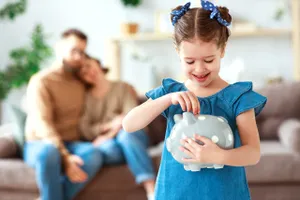Copiii și finanțele: De la ce vârstă pot avea card și cum le poți monitoriza cheltuielile