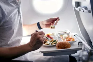 Evită aceste alimente înainte de un zbor cu avionul! Poți evita situații neplăcute