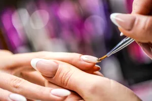 Unghiile care revin la modă, în 2025. Modele simple în culori cât mai naturale