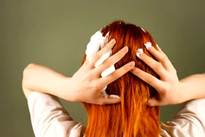 De câte ori e corect să te dai cu șampon pe păr la o spălare? Iată procedura care nu dăunează scalpului