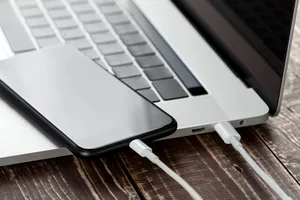 Când este momentul potrivit pentru a pune la încărcat telefoanele sau laptopurile. Mulți dintre noi fac această greșeală