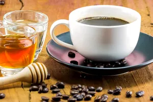 De ce este bine să ne punem miere în cafea, în loc de zahăr. Mituri și explicații de la specialiști