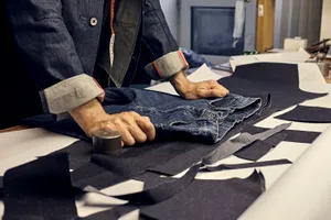 De unde vin blugii? O istorie a jeanșilor și originea numelui denim