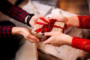Idei de cadouri pentru Valentine`s Day. Fii în pas cu ultimele apariții în materie de beauty