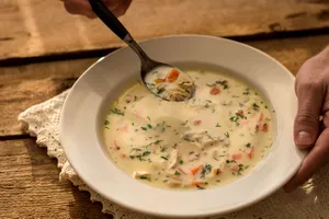 Rețeta originală de ciorbă de pui a la grec. Gust autentic și povestea din spatele preparatului