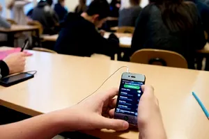 Telefoanele, interzise în timpul orelor. Cum vrea Ministerul Educației să impună regula în școli