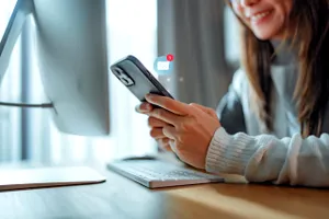 Cum a schimbat era digitală relațiile dintre generații? Explicația unui psiholog