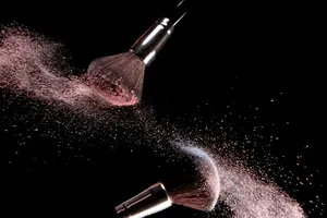 Cum afectează machiajul excesiv sănătatea pielii? Sfaturi esențiale pentru un ten sănătos
