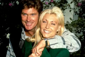 Doliu în lumea filmului: Pamela Bach, actrița din „Baywatch” și „Tânăr și neliniștit”, a fost găsită fără viață în locuința sa