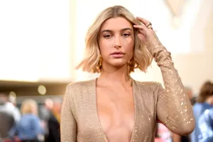 Hailey Bieber a strălucit la Paris Fashion Week. Modelul a schimbat două ținute memorabile în aceeași zi