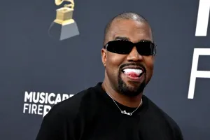 Kanye West, scandal într-un cartier din Los Angeles: audiții zgomotoase, afișe controversate și simboluri naziste lângă o școală