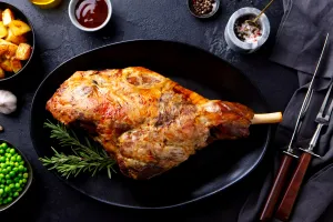 Rețeta perfectă pentru friptura de miel. Ce trebuie să adaugi pentru o aromă inconfundabilă