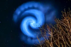 Spirală luminoasă pe cerul din Neamț: Fenomenul generat de racheta SpaceX