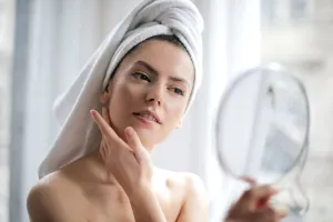 Stresul și lipsa somnului: dușmanii ascunși ai pielii tale