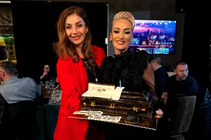 „Regina Întunericului” surprinde din nou. Ce mesaj a avut pe tortul de ziua ei
