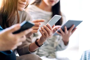 Adicția de ecrane atinge cote alarmante. Cât timp petrec tinerii online în fiecare săptămână