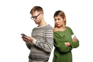 Atenție la „micro-înșelat”! Trendul periculos din relații care poate duce la despărțiri