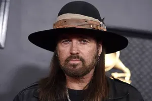 Billy Ray Cyrus rupte tăcerea despre relația cu Elizabeth Hurley: „M-am simțit ca și cum aș fi atins fundul prăpastiei”