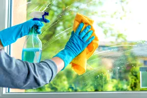 Cea mai ieftină soluție de geamuri se găsește în magazine, la recipient de 5 litri. Cum economisești la curățenia de Paște