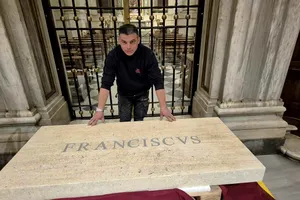 Român implicat în lucrările la mormântul Papei Francisc: „Am muncit zi și noapte fără oprire”