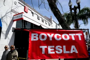 Cum au evoluat protestele împotriva Tesla într-un fenomen global