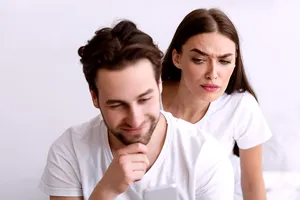 Cum recunoști gelozia într-o relație? 6 indicii care arată că persoana iubită e invidioasă pe tine