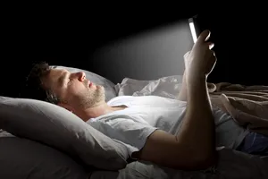 Ecranele înainte de culcare îți afectează somnul? Iată ce spun experții și cum poți combate insomnia