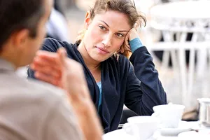 Frazele subtile prin care femeile refuză un bărbat fără să-l rănească, explicate de un expert în dating