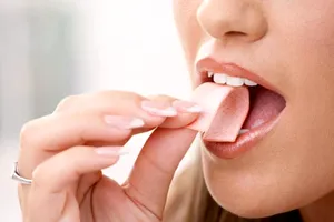 Guma de mestecat poate elibera microplastice în salivă, arată un studiu pilot