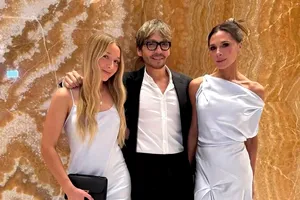 Harper Beckham, apariție elegantă în Dubai alături de mama sa, Victoria Beckham
