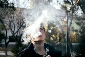 Pericolele vapatului. De ce ar trebui să te oprești imediat, conform unui chirurg