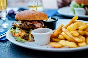 Reguli simple care te pot ajuta să eviți mâncatul în exces, potrivit unui cercetător în nutriție