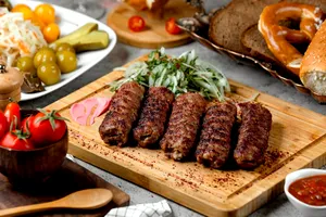 Unde mâncăm mici de 1 mai în București? Locațiile preferate și prețurile porțiilor