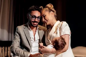 Botez cu emoții și bucurie: fiul lui Armin Nicoară și al Claudiei Puican a devenit creștin. Cine sunt nașii copilului
