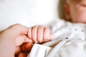 Cât timp stai cu copilul afară, în prima lună de viață? Iată ce spun medicii