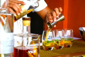 Ce cocktail ți se potrivește în funcție de zodie? Află ce băutură „comandă” astrele pentru tine