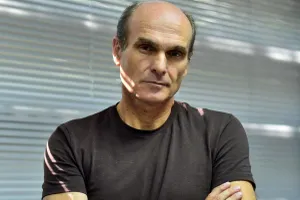 Cristian Tudor Popescu face apel la alegători: „Îi rog, dacă e nevoie în genunchi…”