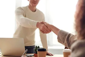 Cum ne îmbrăcăm la un interviu? 5 idei de ținute care te vor ajuta să faci o impresie bună