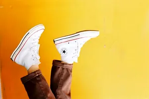 Cum să-ți faci adidașii să arate ca noi cu un amestec făcut în casă. Trucul simplu care nu implică mașina de spălat