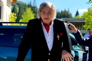 Florin Piersic, de nerecunoscut. Actorul apare în baston, dar zâmbește în ciuda problemelor