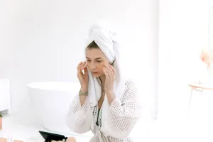 Ingredientele antiîmbătrânire: între promisiuni și riscuri pentru piele