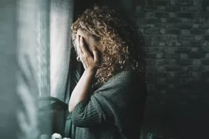M-am prefăcut că plec din localitate și m-am mutat într-un bloc vecin, la prietena mea. Ce am aflat despre soțul meu mi-a schimbat total viața
