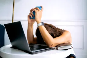 Munca intensă pe termen lung duce la burnout, avertizează experții. Cum ne putem proteja de epuizarea profesională?