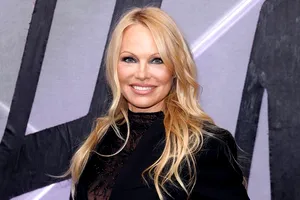 Pamela Anderson, surpriză la Met Gala 2025. Apariție spectaculoasă și partener neașteptat