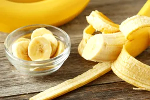 Secretul bucătarilor profesioniști. Cum ajută cojile de banană la frăgezirea cărnii la cuptor